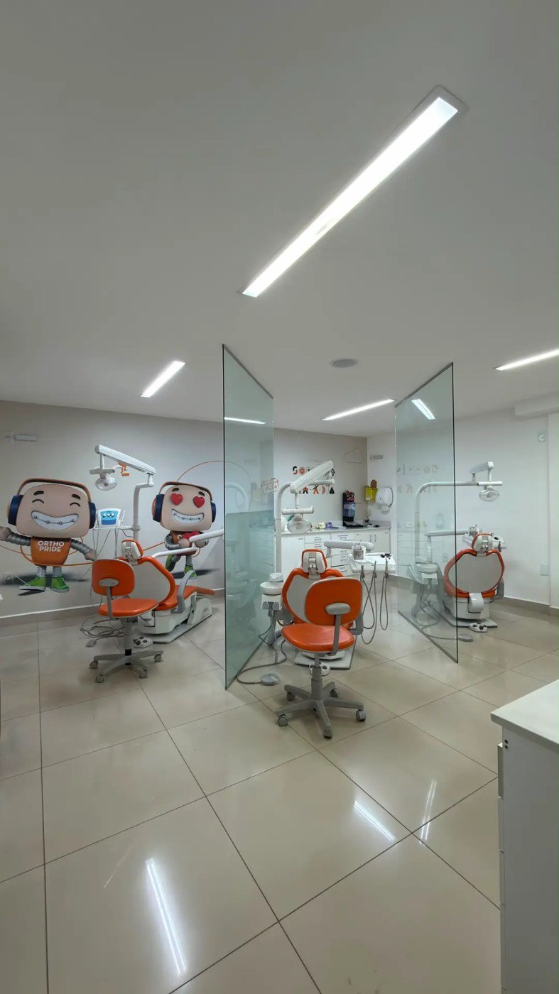 Vista ampla dos boxes de atendimento da Orthopride Itaperuna